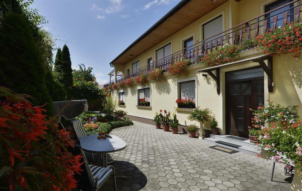 Blumenhof Wegleitner Hotel Illmitz Eksteriør billede